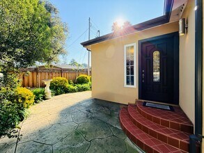 Building Photo - Great 1 Bedroom Home With In Unit Laundry and Private Patio in Menlo Park
