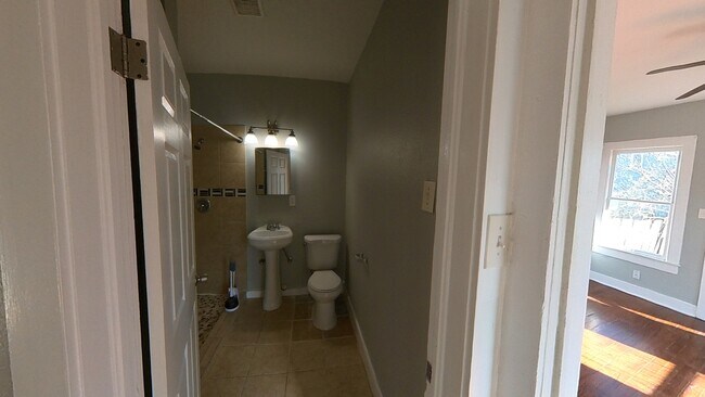Building Photo - 538 Kayton Ave