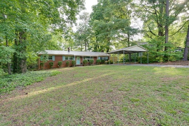 Building Photo - Spacious 3-Bed Ranch Living in Hillsborough