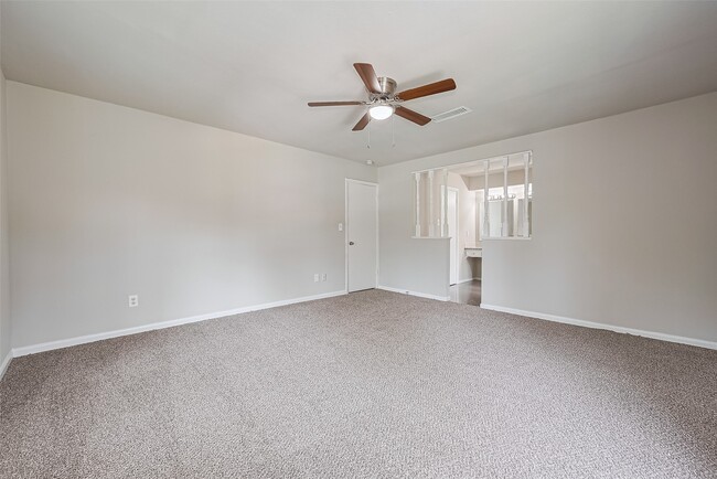 Building Photo - 10815 Creektree Dr