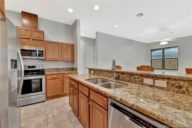 Building Photo - 311 SE Cardinal Way
