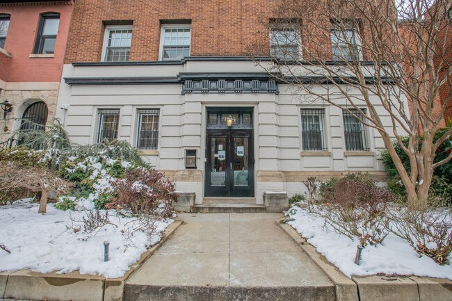 Building Photo - Lovely 1 BR/1 BA Condo in Dupont Circle!