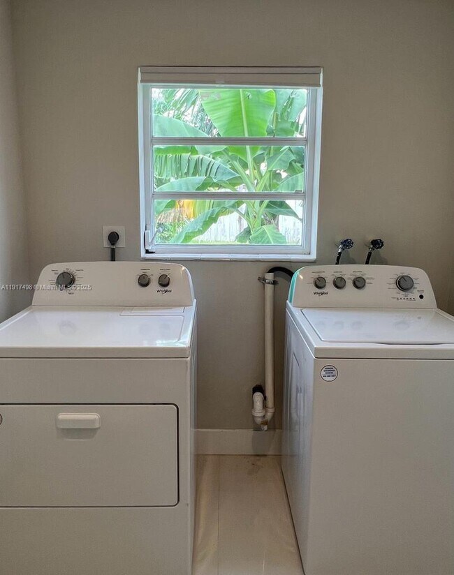 Building Photo - 1931 NE 55th Ct