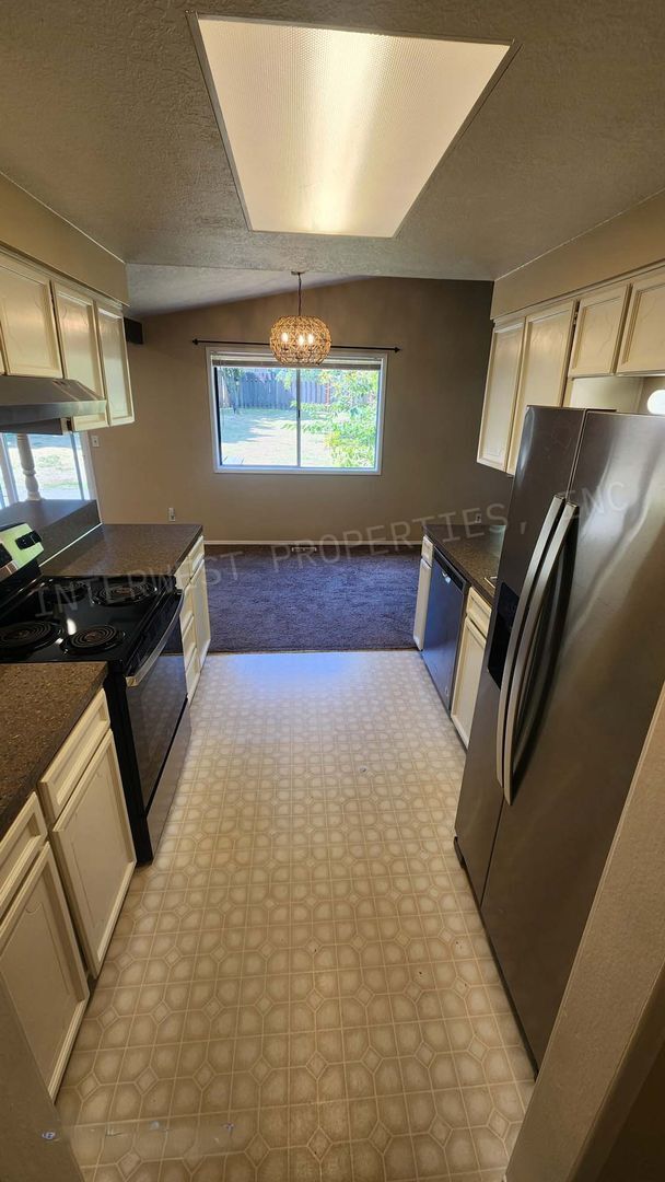 Building Photo - 3 bd 2 ba Ranch Style Beaverton Home with W/D in Unit, 2 Car Garage and Large Fenced Yard!