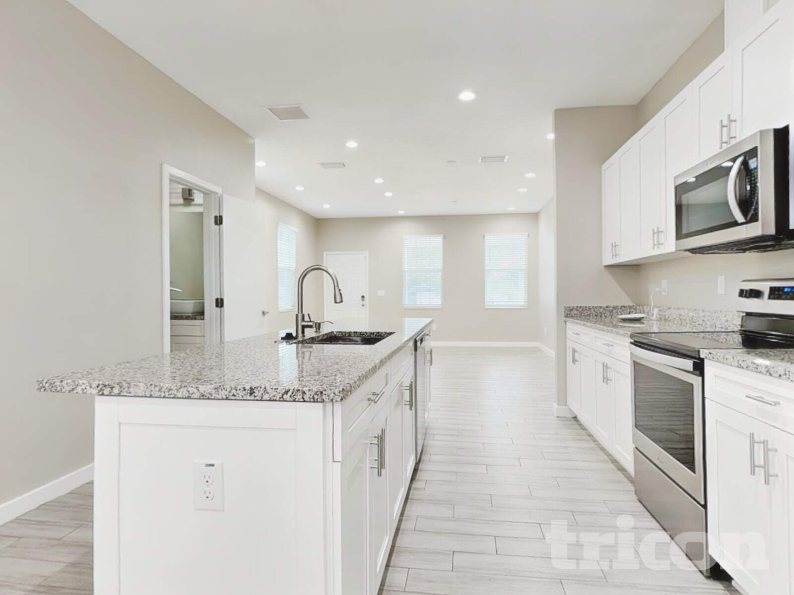 Building Photo - 8118 N Coolidge Ave