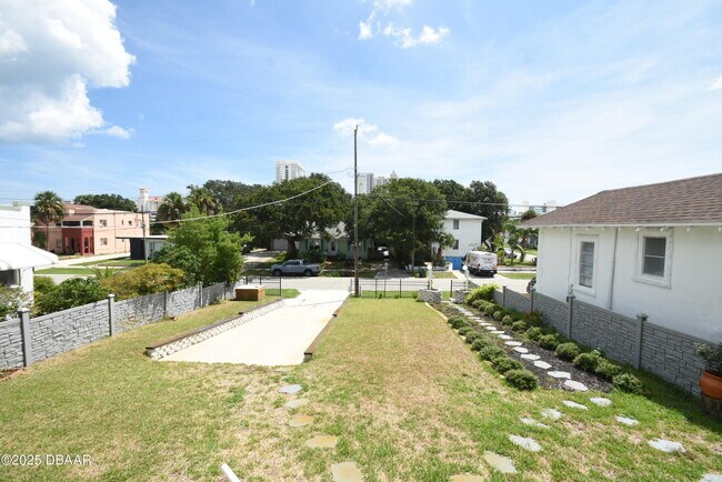 Building Photo - 403 N Oleander Ave