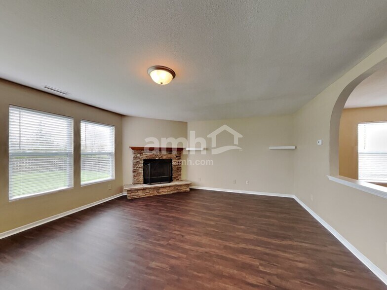 Building Photo - 10522 McClain Dr