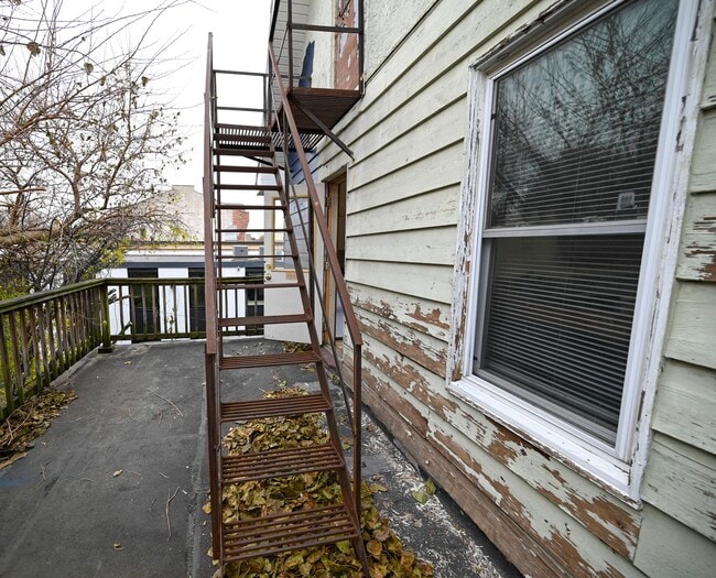 Building Photo - 405-407 W Main St - Duplex