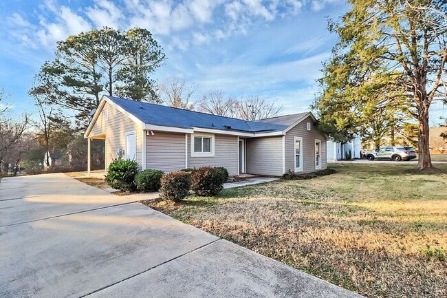 Building Photo - Charmingly Updated 3BD/2BA Ranch Home in Birnam Woods!