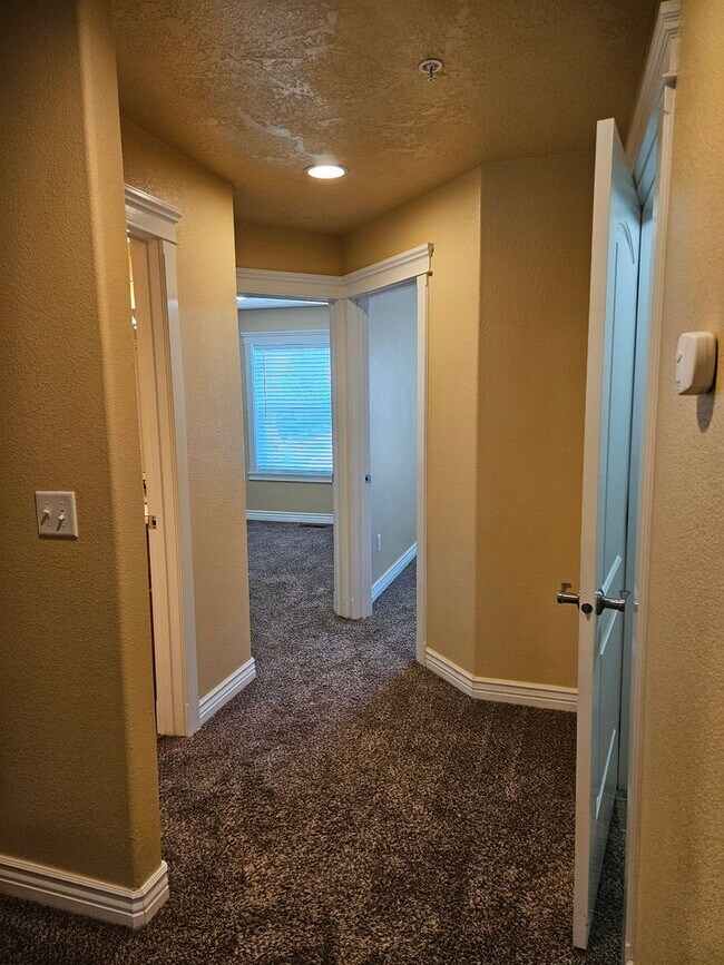 Building Photo - 3/2.5 in Boise-2 Car Garage, Fireplace, Vaulted Ceilings, Landscaping Included.