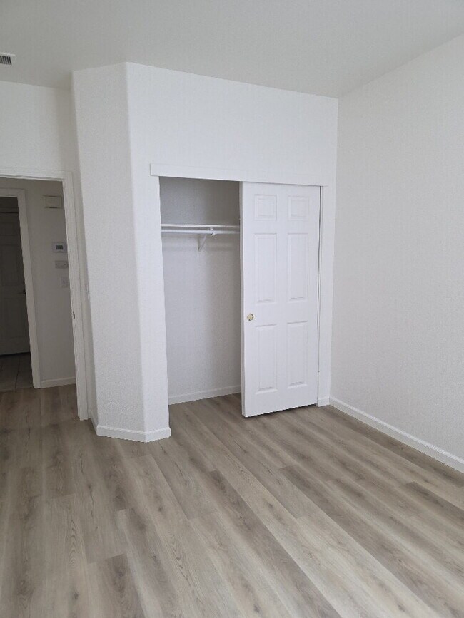 Building Photo - Beautiful house for rent in Folsom 4 bd 3 bath 1920 sq feet