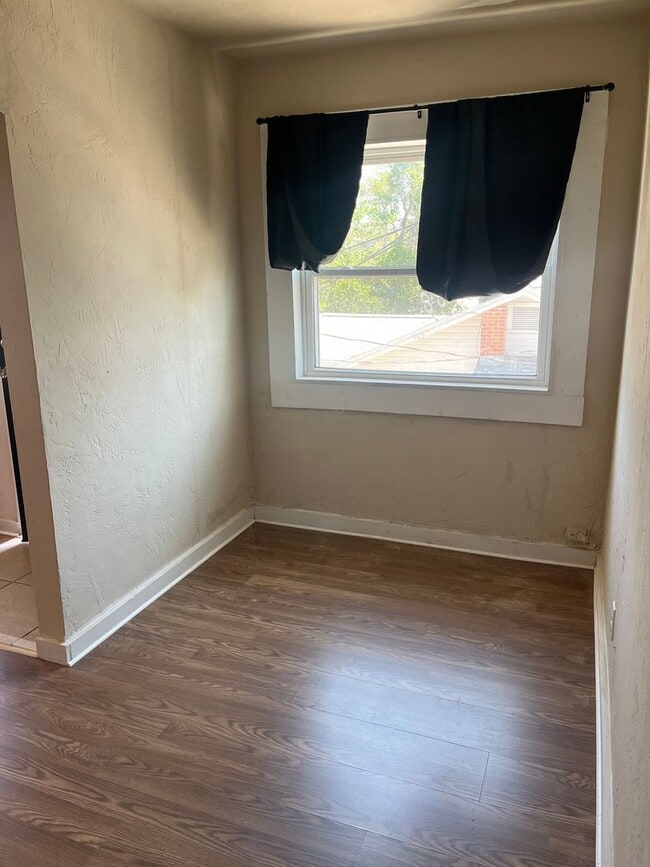 Building Photo - Rent the whole top floor!