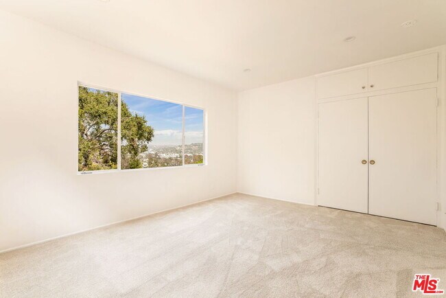 Building Photo - 2535 Ivanhoe Dr