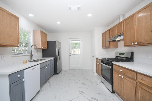 Building Photo - 6306 Spruce Manor Ln