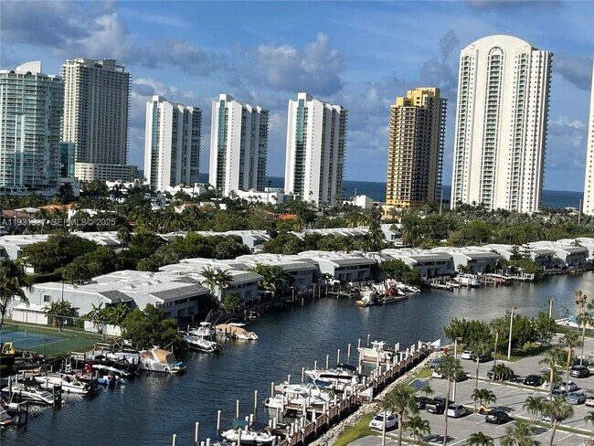 Building Photo - 400 Kings Point Dr