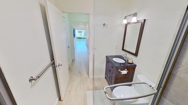 Building Photo - Spacious 3 bed / 2 bath in the More Mesa area