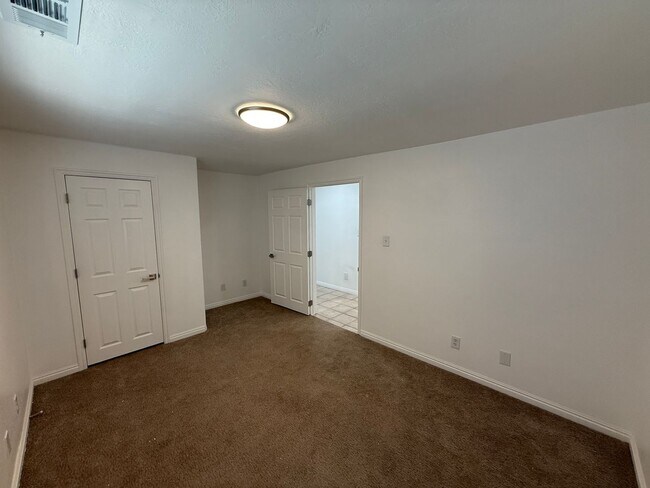 Building Photo - Beautiful 5 bedroom home!