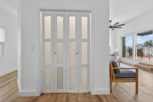 Building Photo - 300 E 24th St