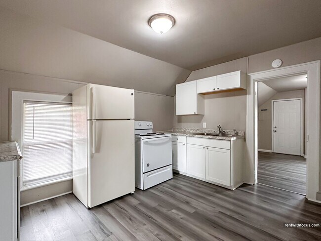 Primary Photo - 127 W 6th St