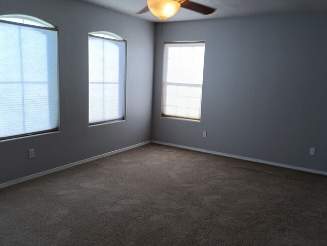 Building Photo - 3 Bedroom, 2.5 Bathroom Home! Schedule a Showing Today!