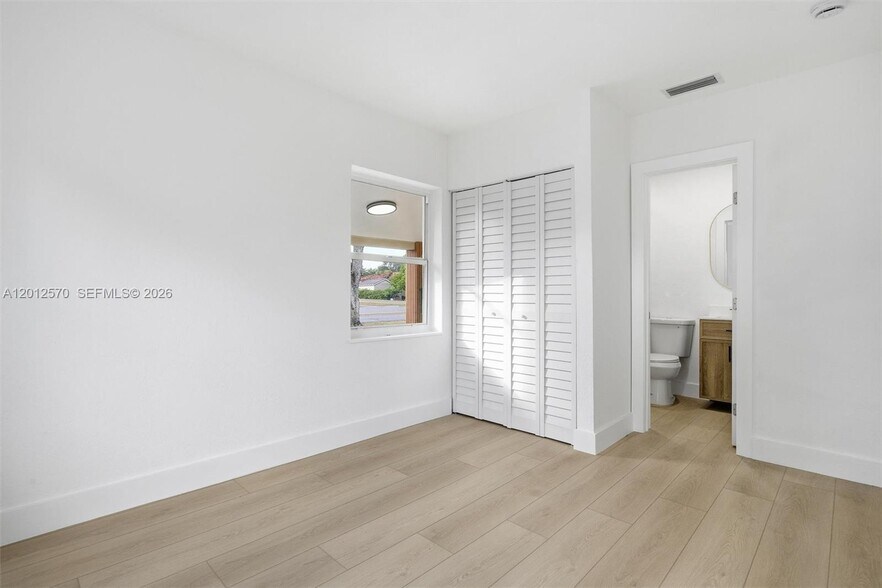 Building Photo - 461 Plover Ave