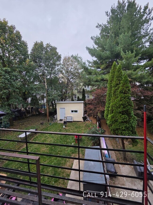 Building Photo - 141 Voss Ave