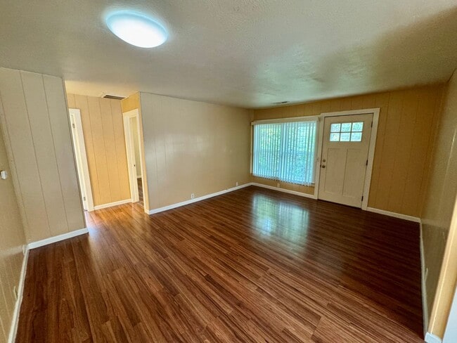 Building Photo - Pet-Friendly Home Conveniently Located Nea...