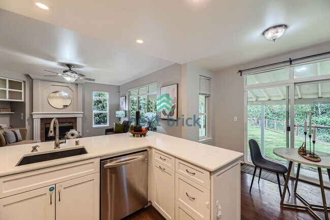 Building Photo - A beautiful 3 bedrooms and 2.5 bathrooms h...