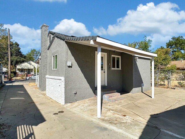 Building Photo - 2 Separate Units on One Lot – Ideal for Fa...