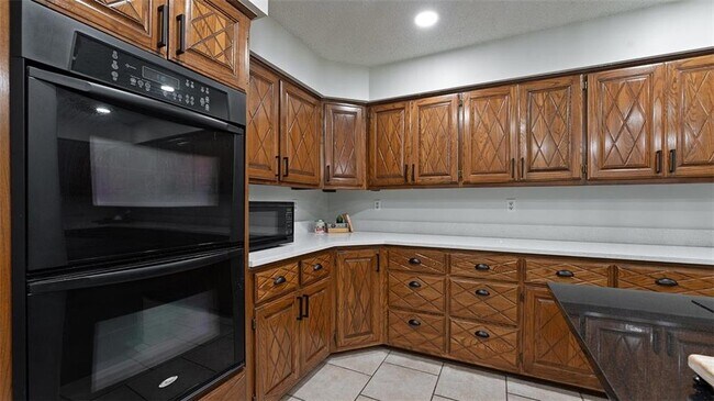 Building Photo - 44 Sandwick Dr