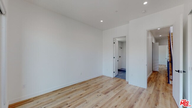 Building Photo - 4462 W Maplewood Ave