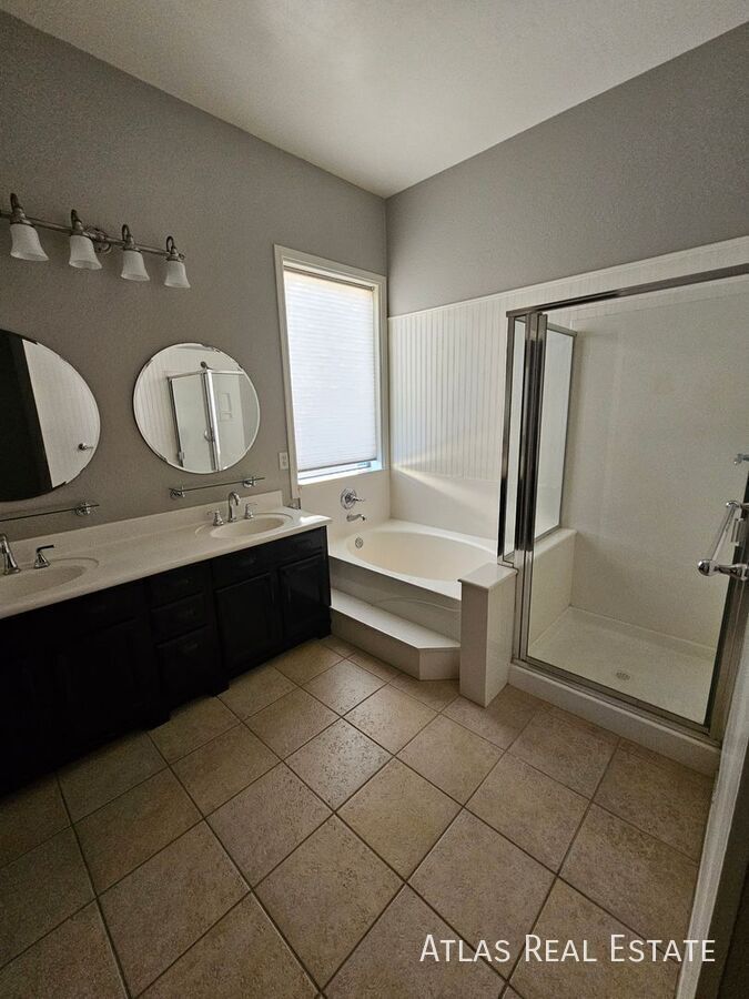 Building Photo - 1076 E Phelps St