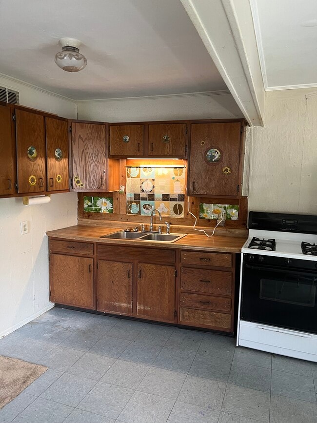 Kitchen - 5905 Greenfield Ave