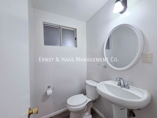 Building Photo - 904 S Kenmore St