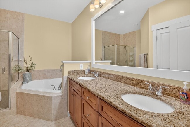 Building Photo - 2601 Hume Dr