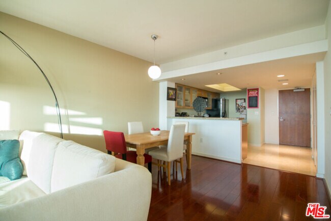 Building Photo - 13700 Marina Pointe Dr