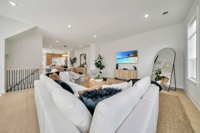 Building Photo - 14 Davis Dr