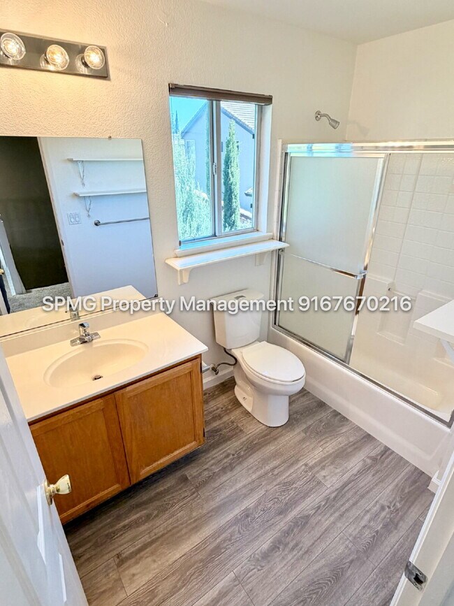 Building Photo - Beautiful 4 Bed / 3 Bath Home in Prime Roseville Location – Across from Park!