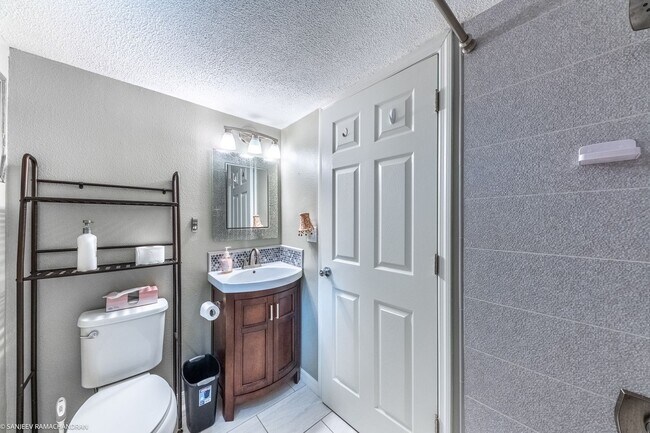 Building Photo - TURNKEY FURNISHED RENTAL ON GOLF COURSE. GROUND FLOOR UNIT