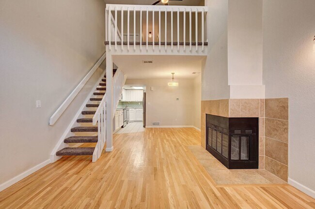 Building Photo - $1,995 - 2 Bed, 2 Bath Lofted Townhome in ...