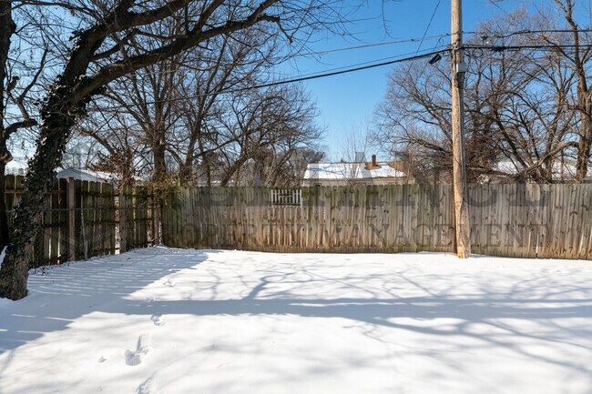 Building Photo - 4825 E Pine St