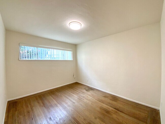 Building Photo - NEWLY RENOVATED Unit, w/ HIGH CEILINGS, Sp...
