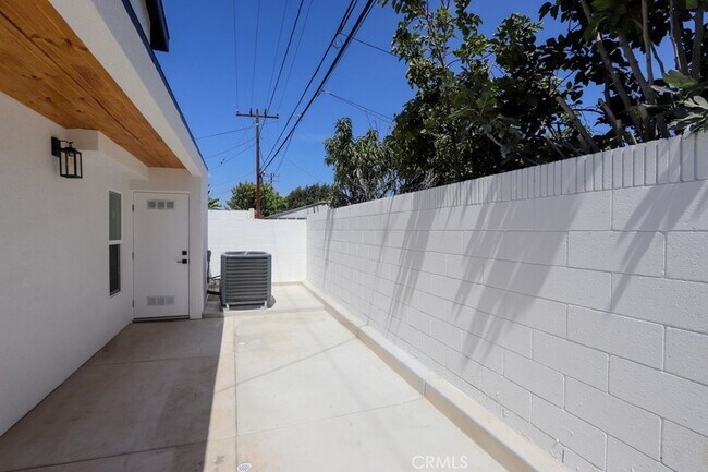 Building Photo - 5221 E Willow St