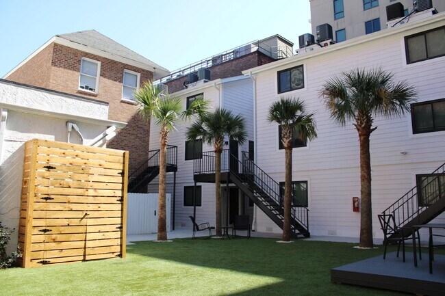 Building Photo - First month free ~ 1 bed / 1 bath on King ...