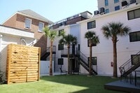 Building Photo - First month free ~ 1 bed / 1 bath on King ...