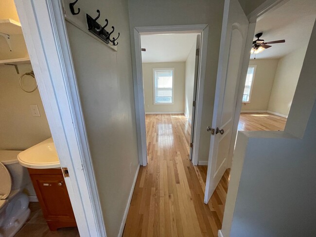 Building Photo - Large, updated 5 BR 2.5 BA in Carrboro, cl...