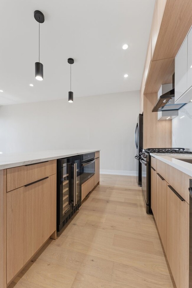 Building Photo - 7522 N Eastlake Ter