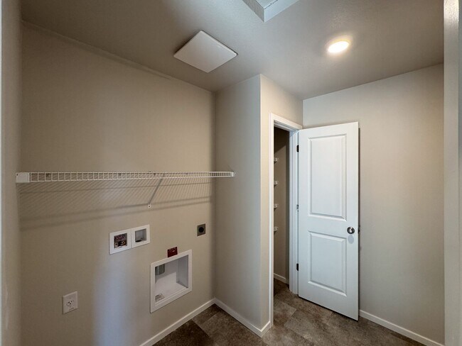 Building Photo - 4 Bedroom, 2 1/2 Bath Home in Marcola Meadows
