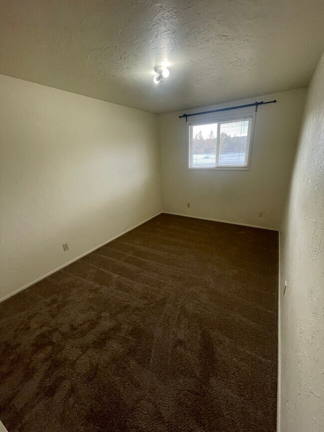 Building Photo - 32000 Pineway Rd
