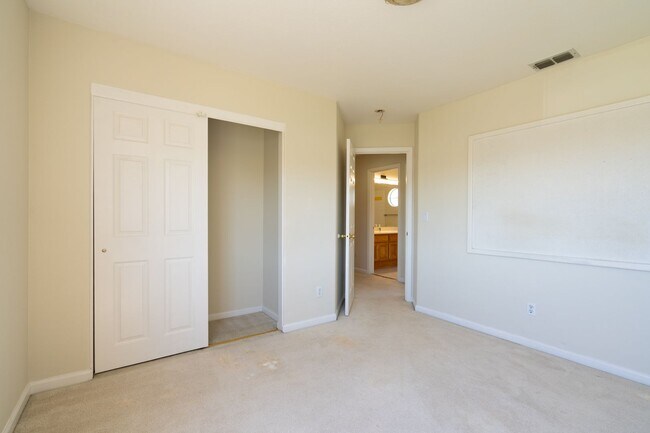 Building Photo - ***Exceptional 3BR/2.5BA Residence in Prime *** San Leandro Location
